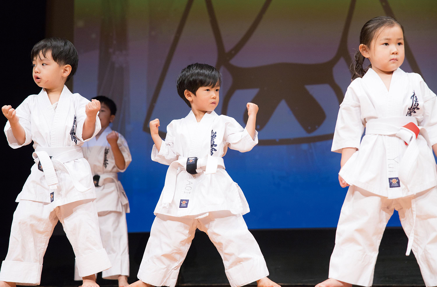 空手をする子どもたち